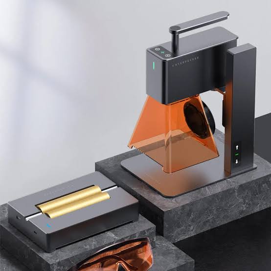 Laser Pro gravando diferentes materiais